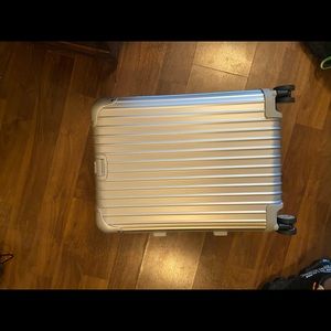 Rimowa Topas Stealth suitcase (sliver)